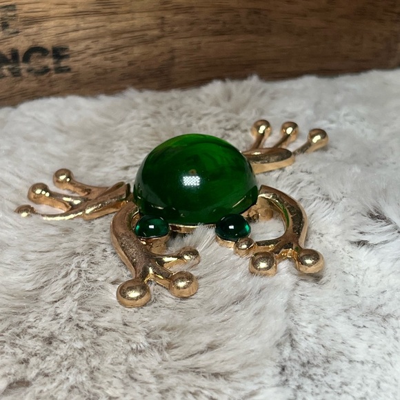Frog Brooch with large Green Gem - Picture 7 of 10